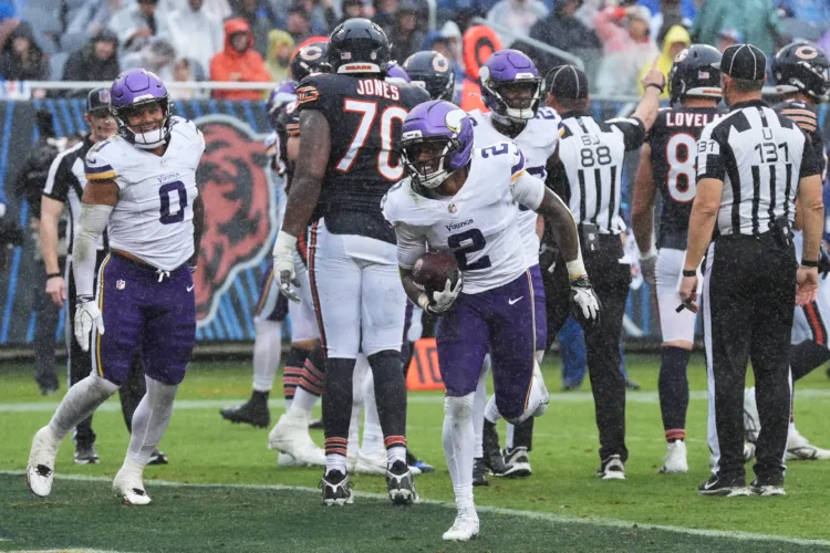 Rodgers and Turner help the Vikings shut down the Bears for a 9-3 win in the rain